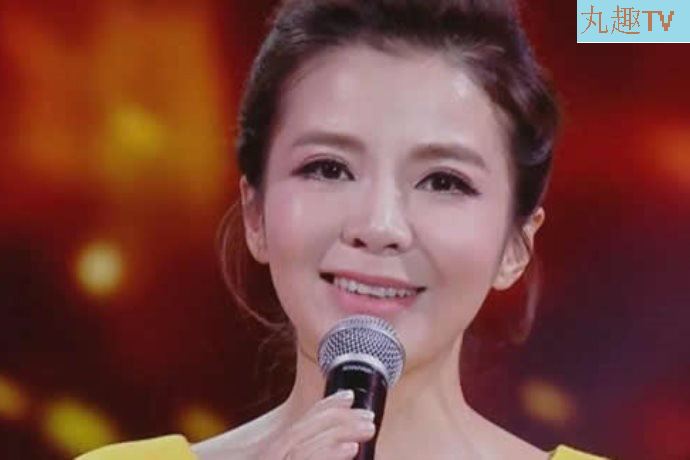 周迅大街清唱天涯歌女,热心市民周女士买菜不忘送欢笑 周迅大街清唱天涯歌女,热心市民周女士买菜不忘送欢笑