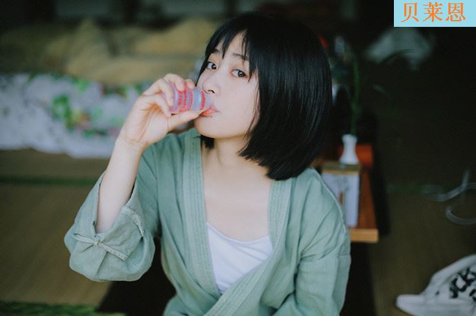 沈月以往的清纯造型