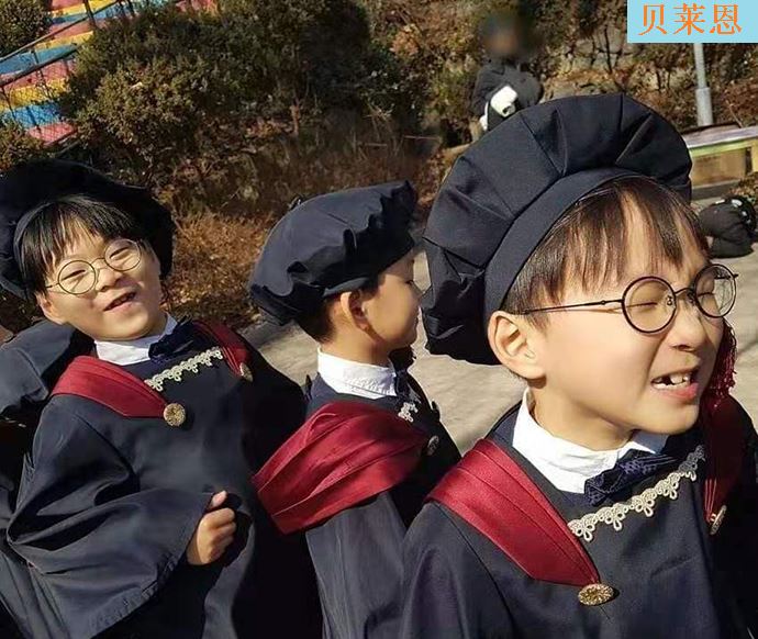 宋家三胞胎参加幼儿园毕业典礼