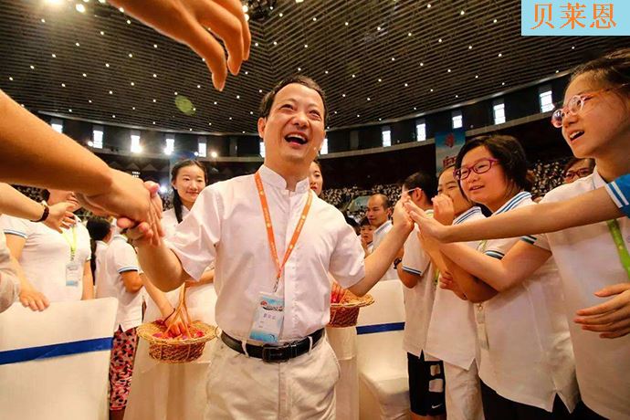 崔万志和妻子李丽梅婚后育有一个儿子