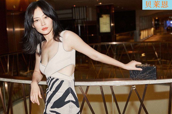 谭卓和该男子举止亲密