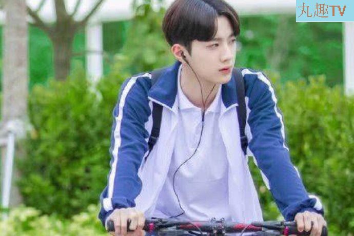 赖弘国再被网红爆料自家浴室颜色，两人又有何渊源？